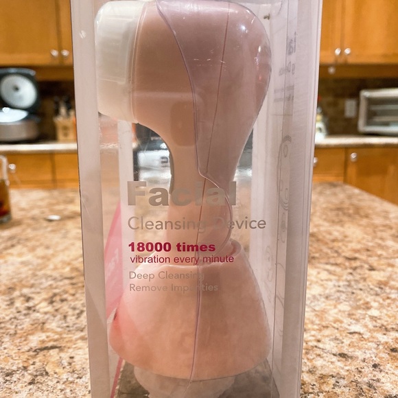 *New*Deep Clean Ultrasonic Facial Cleansing Device - Picture 2 of 3